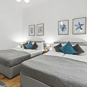 king-bed-home-with-netflix-perfect-for-groups-of-8.vienna-besthotels.com/